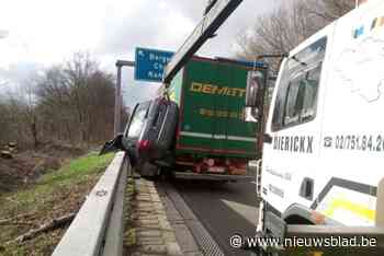 Voertuig ‘klemgereden’ tegen vangrail door vrachtwagen: brandweer moet dak losknippen om bestuurder te bevrijden uit hachelijke positie