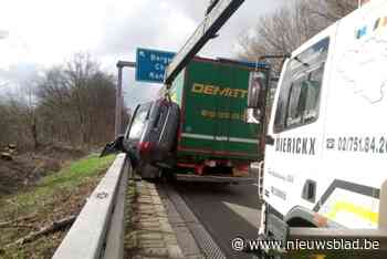 Voertuig klemgereden tussen vangrail door vrachtwagen: brandweer moet bestuurder uit hachelijke positie bevrijden