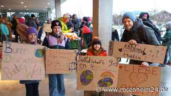 „Eichhörnchen mögen keine Nazis“: 150 Bruckmühler demonstrieren gegen Rechtsextremismus