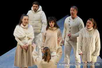 Ergriffenes Publikum erhebt sich zur Schlussszene im Theater im Park