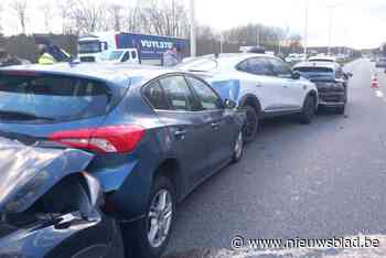 Kop-staartbotsing met zeven auto’s op E314: niemand gewond