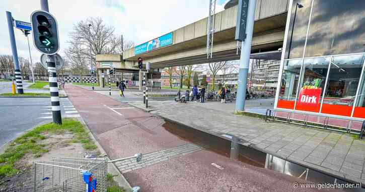 Verontwaardigde reacties na gooien winkelwagen van loopbrug: ‘Geen kwajongensactie, doodslag of erger’