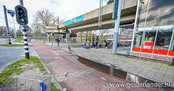 Winkelwagentje werd van 4 meter hoog op vrouw gegooid: ‘Er lag een plas bloed’