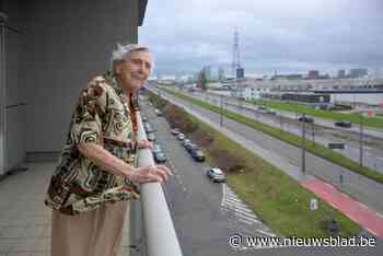 Maria Thijs, globetrotter en Rode Valk voor het leven, blaast 100 kaarsjes uit.