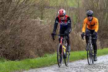 Supporters komen Wout van Aert spotten tijdens verkenning Omloop het Nieuwsblad, Gaethan en Loïc rijden mee in het wiel van de profs