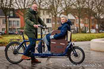 “Daar komt de Moemoetrein!”: Stefaan bouwt transportfiets om, zodat zijn mama haar nieuwe thuisstad kan ontdekken