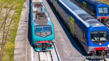 Auto incastrata sui binari travolta dal treno, la conducente si salva poco prima