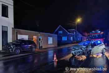 Bestuurder knalt tegen geparkeerde wagen en stapt gewond terug naar huis