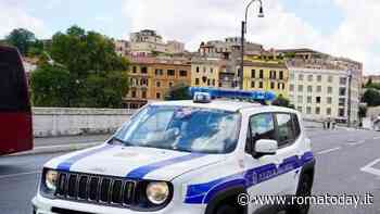Minaccia di lanciarsi da Ponte Garibaldi dopo aver subito un furto, salvato