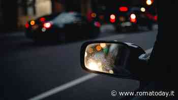 Tenta la truffa dello specchio e poi picchia gli agenti