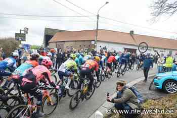 De renners aanmoedigen op de Katteberg, de eerste kasseihelling van de dag