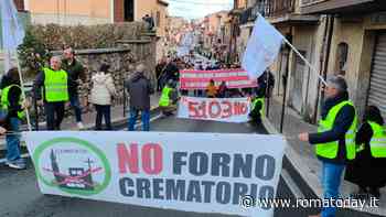 No al forno crematorio tra le scuole e le case: per le strade di Mentana sfila la protesta