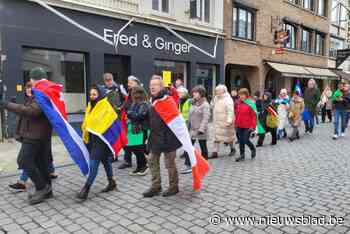 Wereldtals schiet in gang met muzikale optocht