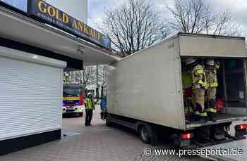 FW-HAAN: Kleinlaster unter Vordach festgefahren