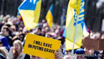 Tausende Menschen erinnern an den Angriff auf die Ukraine