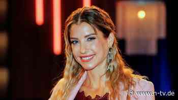 Kein "08/15 Foto": Cathy Hummels präsentiert Kinderkochbuch zunächst oben ohne