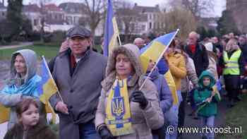 Stille tocht in Zwolle om oorlog in Oekraïne te herdenken, Oekraïners en Nederlanders lopen mee