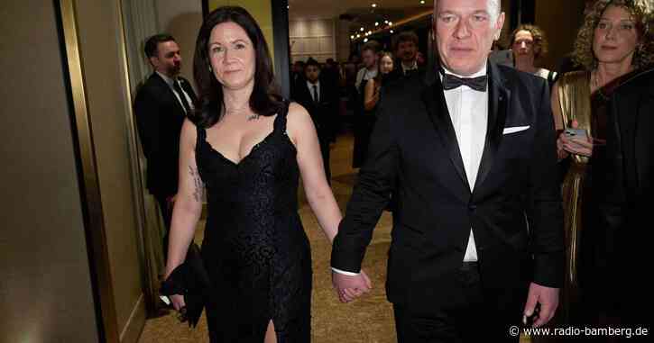 Berlins Regierender und Senatorin: Händchenhalten auf Ball