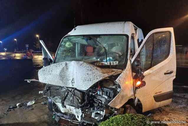 Bestelwagen richt ravage aan op terras van bekende horecazaak: “Gelukkig waren we net gesloten”