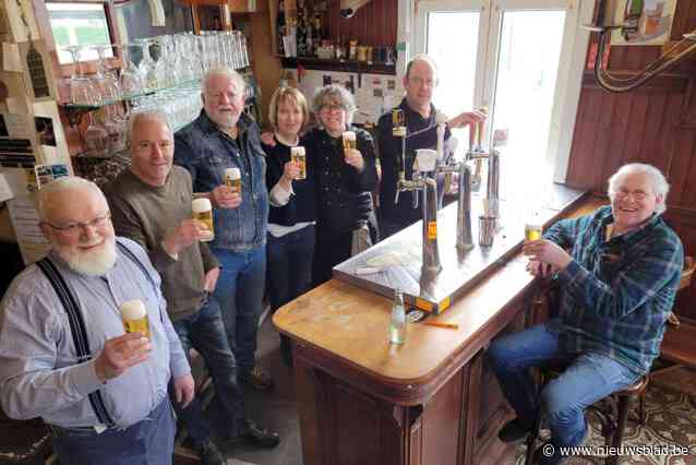 “Een goeie pint tappen is zoals fietsen, dat verleer je nooit”: gewezen cafébazen houden bruine kroeg uitzonderlijk open