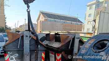 Sostituito il cassonetto rotto: l'intervento di Ama dopo la segnalazione della lettrice di Romatoday