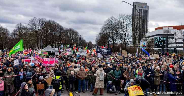 Zigtausende setzen in Hamburg Zeichen gegen rechts