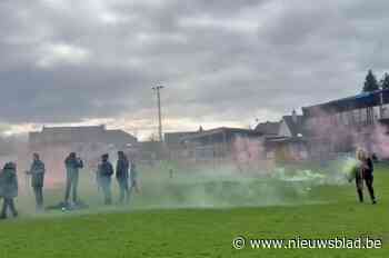Jeugdwedstrijd stilgelegd omdat ouders rookbommetjes afsteken: “Kinderen stonden te wenen op het veld”