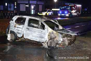 Auto brandt uit na klap op rotonde in Genk: 37-jarige Nederlander gewond