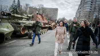 Russische Drohne verfolgt Baerbock: Flucht  gepanzerten Fahrzeugen