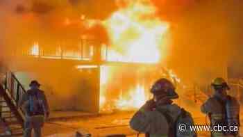 Fire burns low-rise apartments in Regina