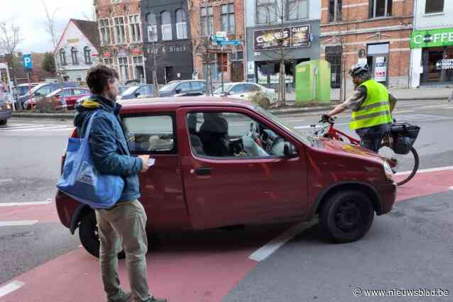 Fietsersbond maakt autobestuurders duidelijk dat stilstaan op fietspad aan station gevaarlijk is