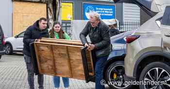 Buitenkansje voor meubelzoekers na branddrama:
‘Soms zit er roet op maar dat veeg je er gewoon af’