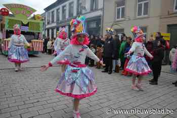 Weinig eigen groepen maar veel kleur en volk en geen spatje regen tijdens jubileumeditie van carnaval