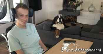 Koen (22) mist van de een op de andere dag twee onderbenen, zus Anne begint actie