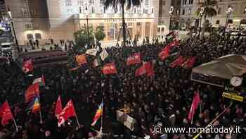 “Contro le vostre manganellate”, gli studenti sfilano davanti al Viminale. Chieste le dimissioni di Piantedosi