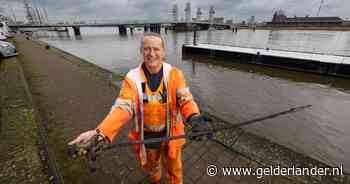 Magneetvisser deed zelden zo’n mooie vondst in het water: ‘Stond te trillen op mijn benen’
