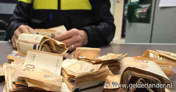 Verbazing bij agenten: straatkrantverkoper heeft bijna 32.000 euro op zak