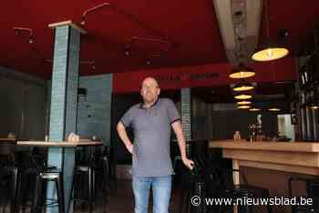 Peter (50) doopt Schouwburg om tot Café De Post: “Alles werd gerenoveerd, enkel de vloer bleef behouden”