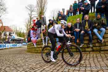 Jonge amateur rijdt met eigen kaderplaatje finale van Omloop mee met de profs: “Seingever en agent lieten me gewoon de Muur oprijden tijdens de race”