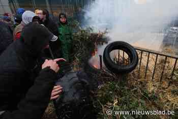 Boeren doorbreken politieblokkade en bestoken agenten met mest