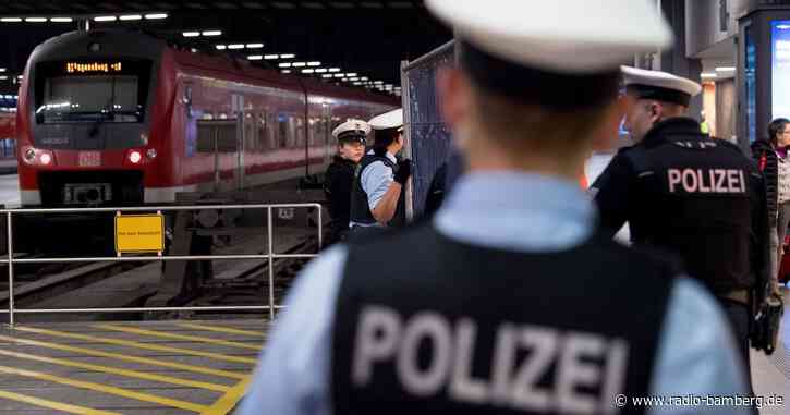 Trio stößt Mann und Frau Rolltreppe hinunter