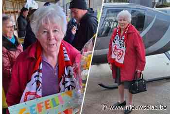 Voetbalmoeder Roza landt op tachtigste verjaardag met helikopter op ‘sjotplein’