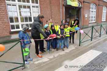 Leerlingen De Wissel knippen lint bij inhuldiging nieuwe schoolstraat
