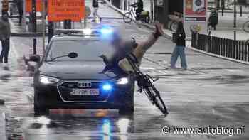Politie in Audi A4 rijdt fietser aan