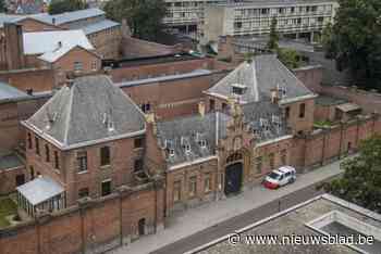 Agressieve gedetineerde verwondt cipiers in twee verschillende gevangenissen: één jaar cel