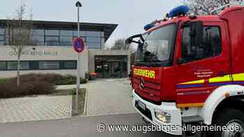 Feuerwehr rückt zu Brand in der Gustav-Benz-Halle aus