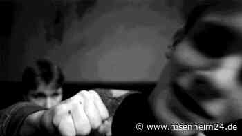 Zwei Unbekannte attackieren jungen Mann: Verletzungen im Gesicht und am Hals