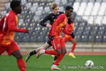 Heracles trekt aan de mouw van Bruny Nsimba (FCV Dender)