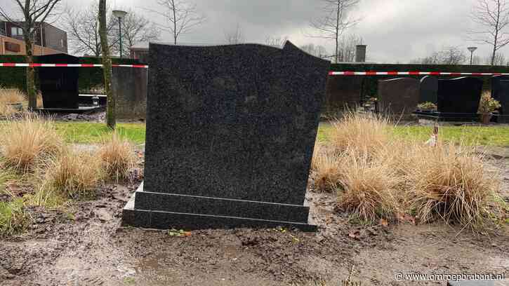 Regen spoelt zand weg op begraafplaats Heeze, kieren en gaten rond graven