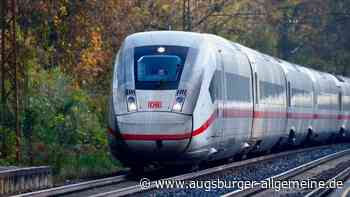 Bürger protestieren mit Fackeln gegen die geplante ICE-Neubaustrecke